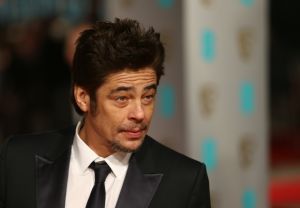 Oliver Stone filmdrámát rendez Benicio Del Toro főszereplésével
